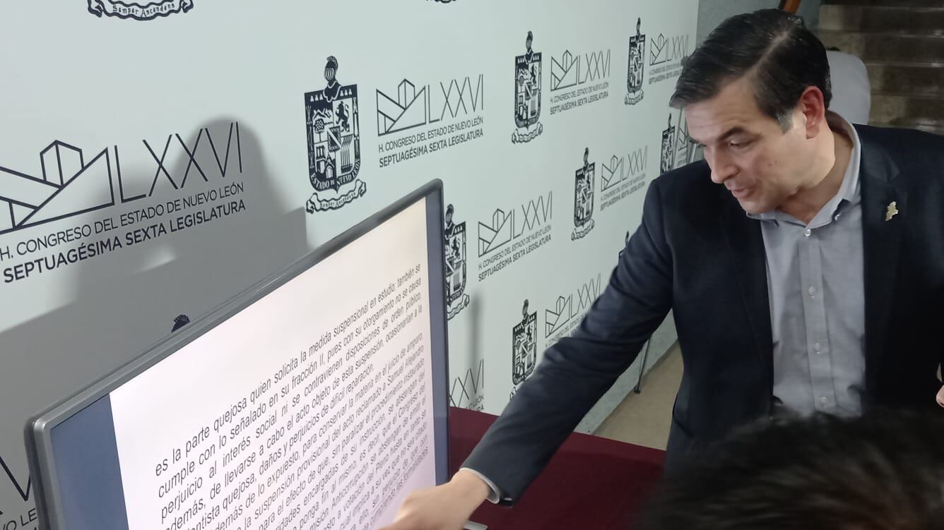 Mauro Guerra, presidente del Congreso, se apoyó en una pantalla para aclarar la situación.
