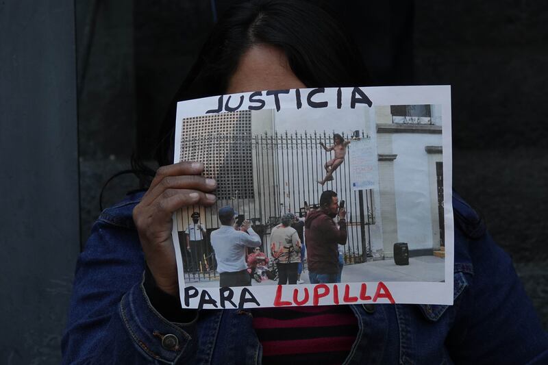 Manifestaciones de Guadalupe Xiu con el torso desnudo.