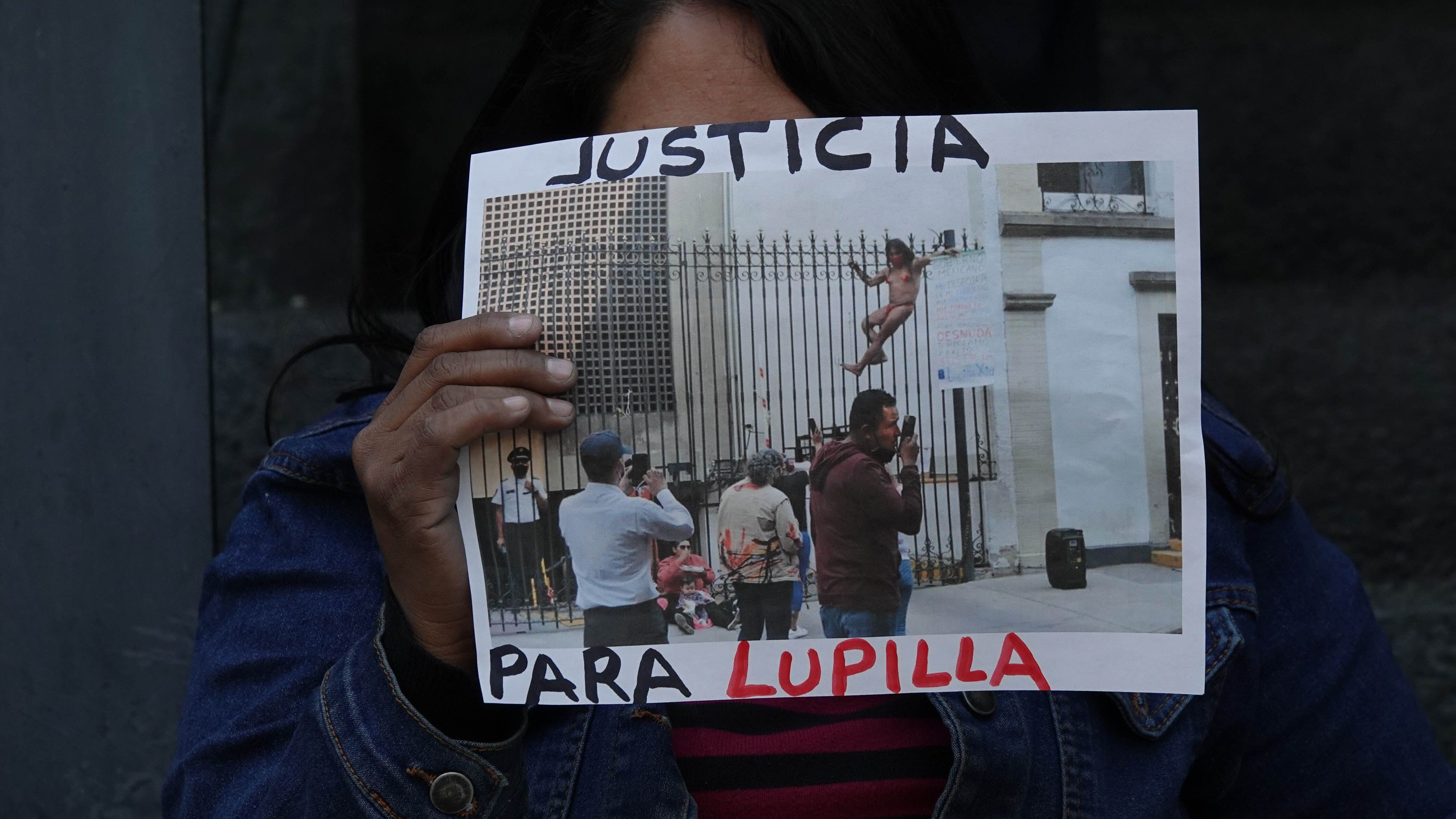 Manifestaciones de Guadalupe Xiu con el torso desnudo.