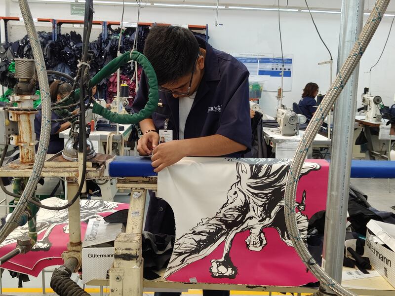 El atuendo de los atletas olímpicos está inspirado en el Ángel de la Independencia e integra el tono rosa mexicano con detalles artesanales que fusionan tradición y vanguardia en la moda deportiva