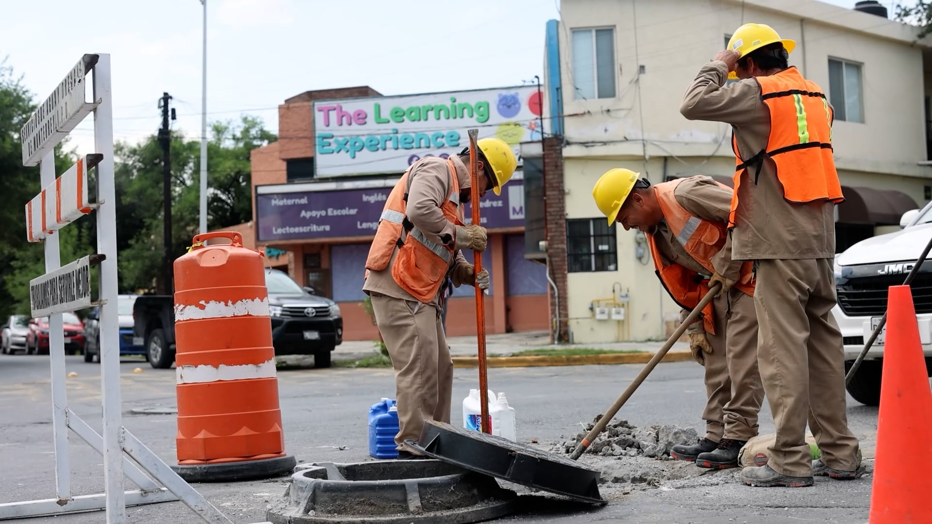 Adicionalmente se hicieron trabajos como sustitución de tapas de alcantarilla y cancelación de descargas.