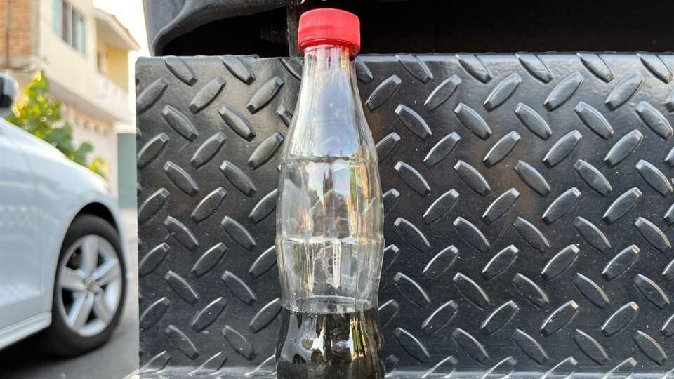 Al ser detenido el agresor, le encontraron la botella donde llevaba el ácido sulfúrico.