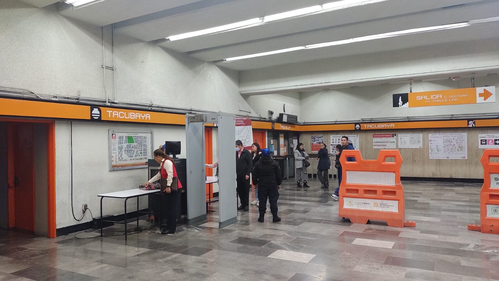 Instalan detector de metales en estación Tacubaya de la Línea 7 del Metro tras ataque