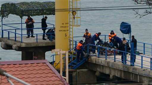 Trabajadores de rescate de Rusia recogen restos del avión