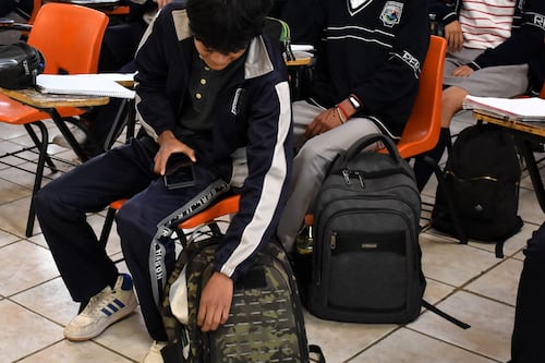 ¿Ya no habrá celulares en la primaria? Aprueban ley de teléfonos en escuelas; esto contempla la nueva medida