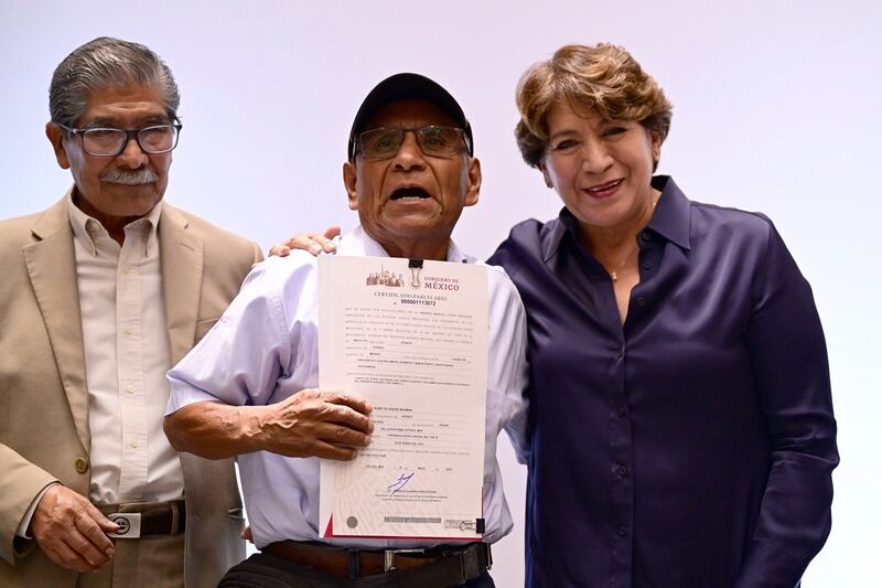 Delfina Gómez Álvarez entrega 600 documentos agrarios