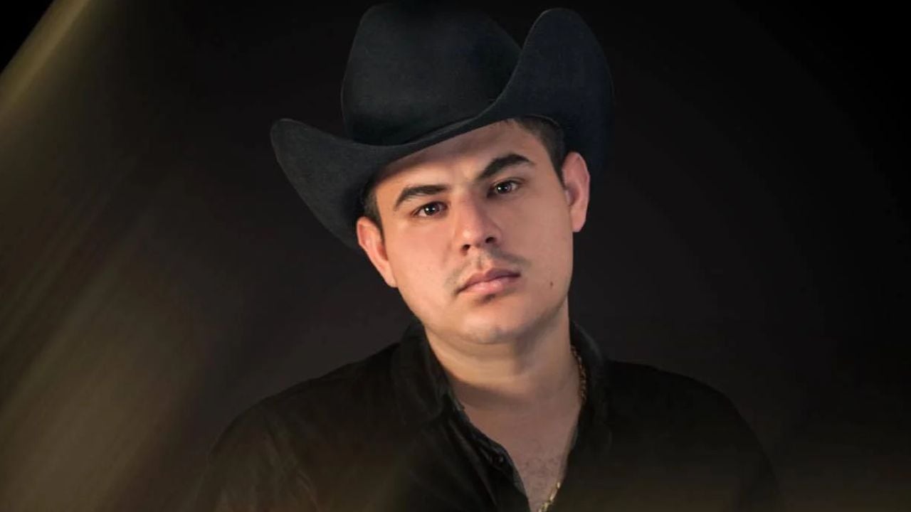 El cantante tuvo un tropiezo durante un concierto en Sinaloa.