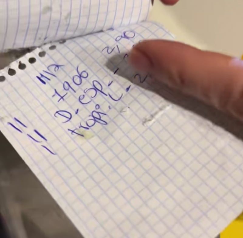 Escrito a mano y manchado con grasa: Joven explota tras recibir cuenta en restaurante