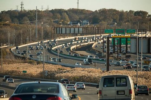 Trump lucha por bajar las restricciones de emisiones de gases de los autos