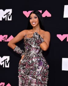 Grandes personalidades desfilan por la Alfombra Rosa de los MTV VMAs.