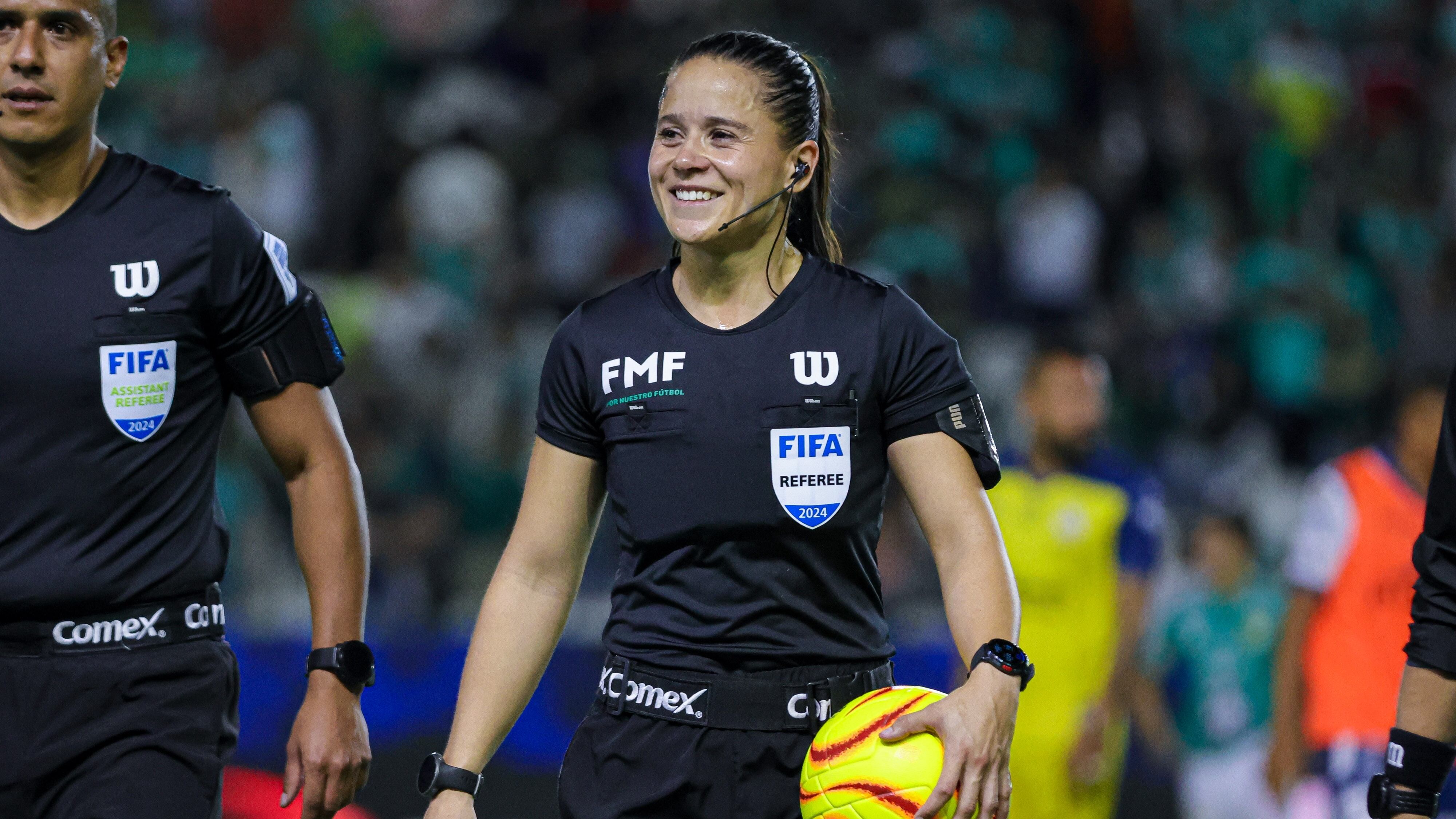 Karen Hernández es la tercera mujer en silbar un juego de Liga MX varonil.