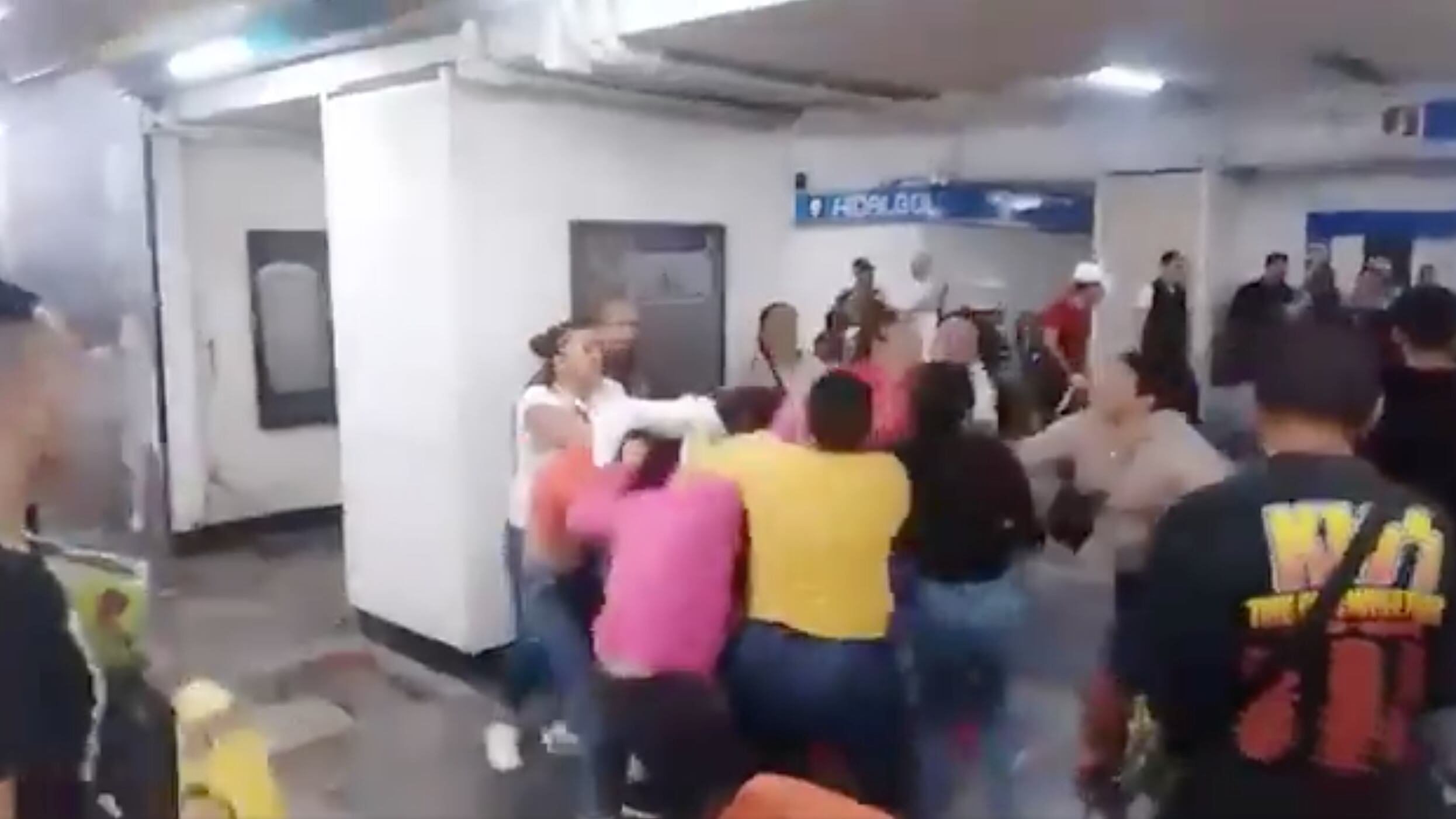 La noche del domingo se registró la riña en las instalaciones de la estación Hidalgo. (Especial)