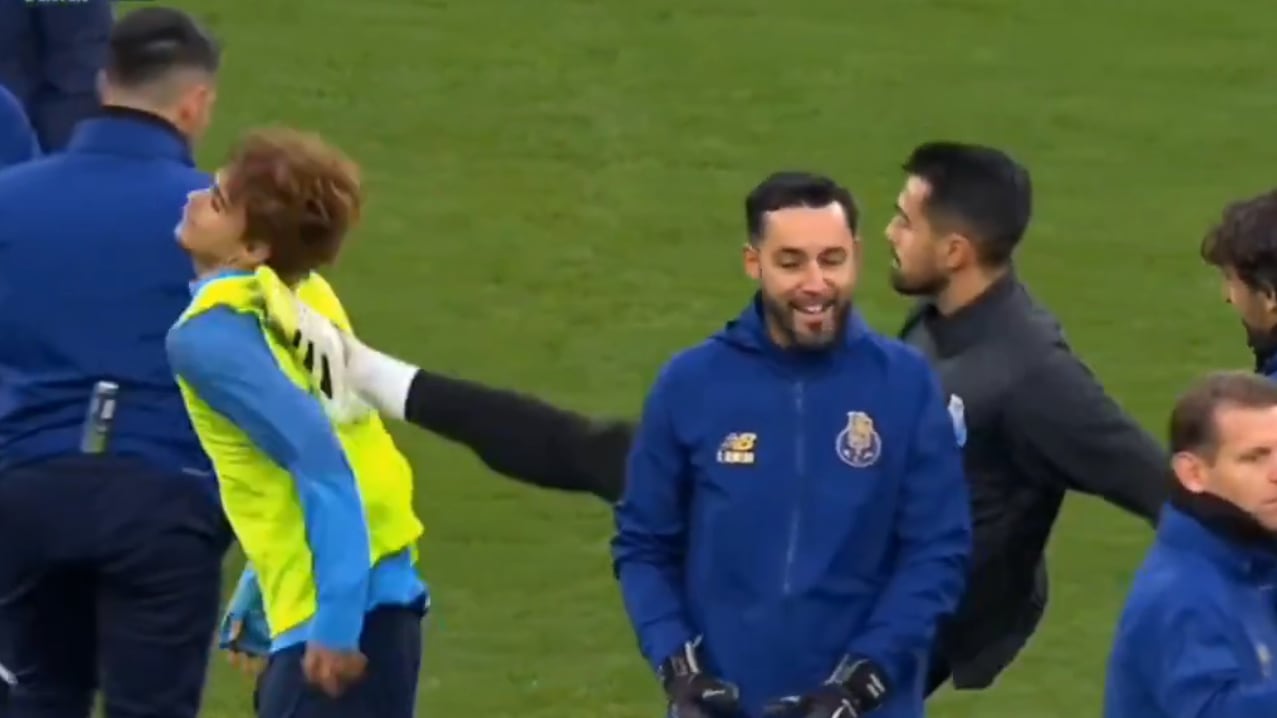 Diogo Costa agrede a Rodrigo Mora