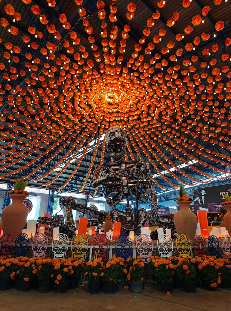 Disfruta de catrinas gigantes, sabores típicos, flores de cempasúchil y actividades culturales en uno de los destinos más encantadores de Puebla