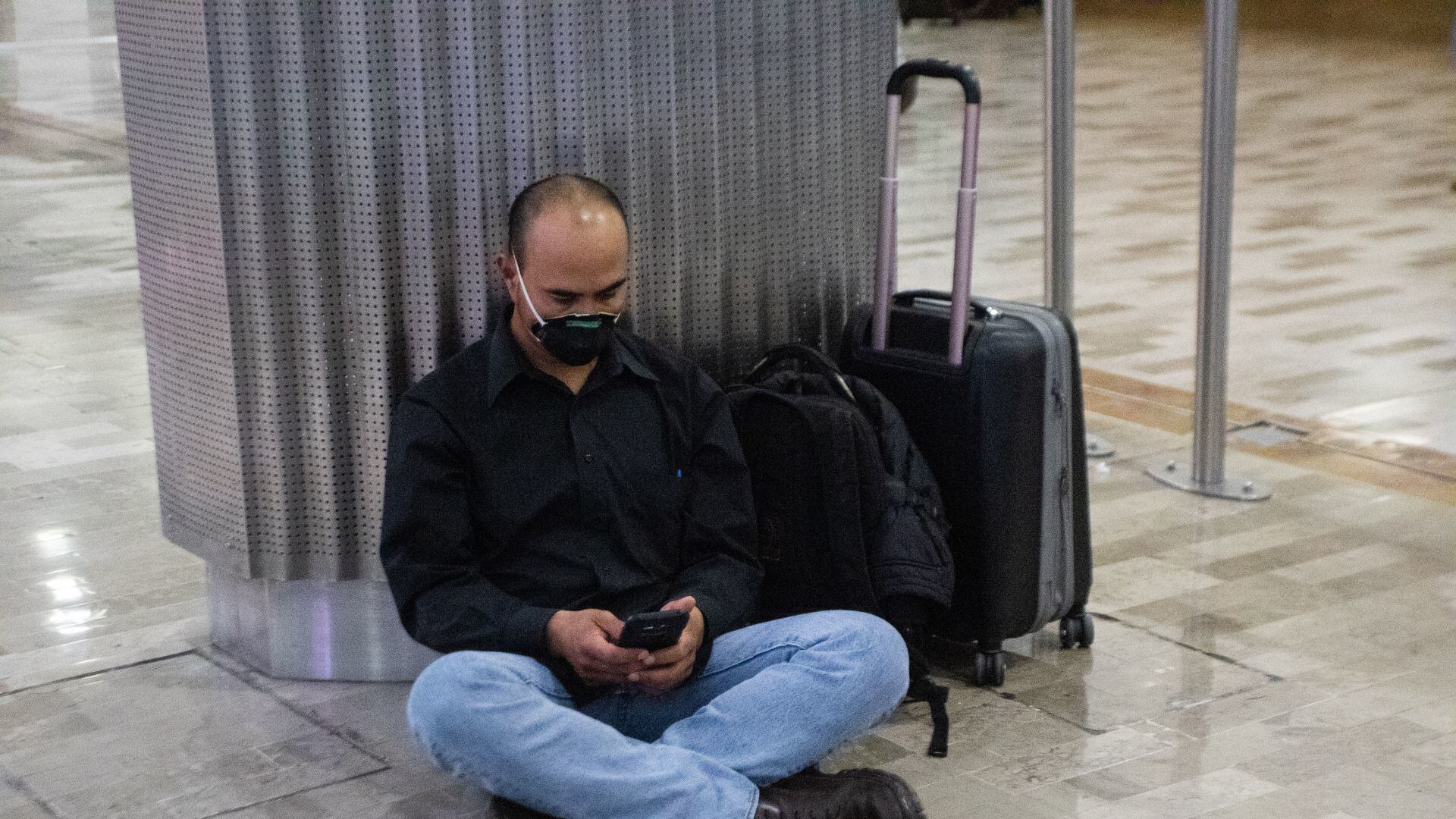 Viajante con cubrebocas en el AICM. Foto: Cuartoscuro