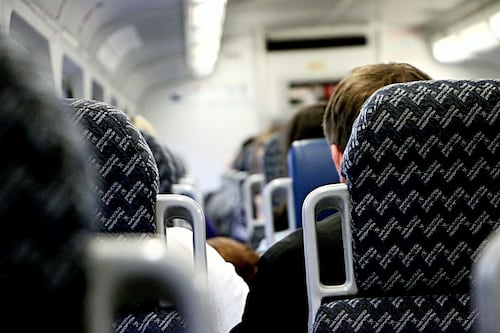 Teléfono explota durante vuelo hacia Las Vegas y provoca incendio en el avión