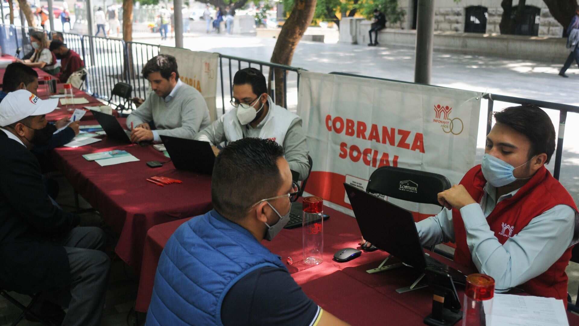 Con el crédito del Infonavit no pagas gastos de titulación y cubres tasas de interés mínimas de 3%, cuando tus ingresos así lo ameritan.