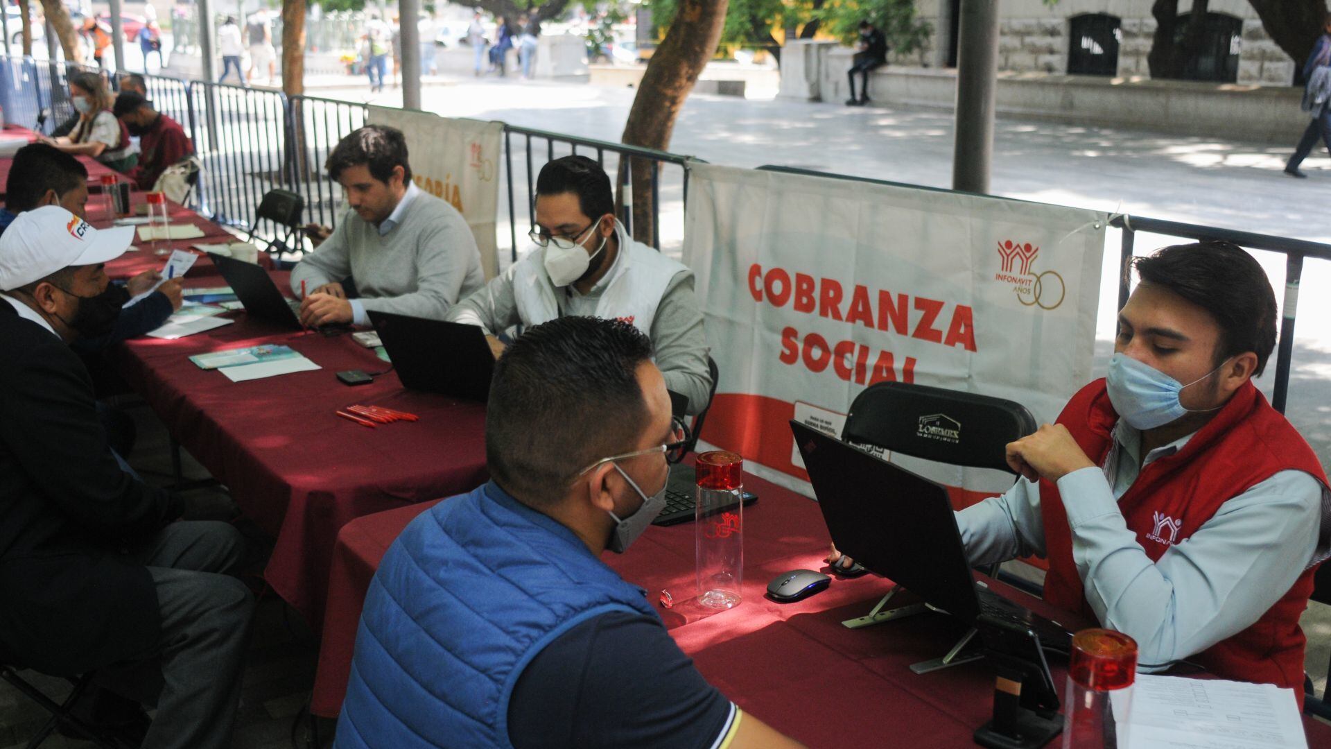 Con el crédito del Infonavit no pagas gastos de titulación y cubres tasas de interés mínimas de 3%, cuando tus ingresos así lo ameritan.