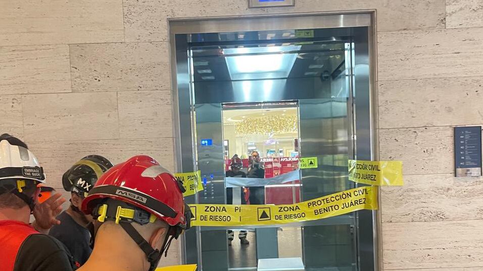 na grabación desde el interior del elevador muestra a los ocupantes atrapados unos minutos, sin un desplome abrupto, aunque algunos resultaron lesionados.