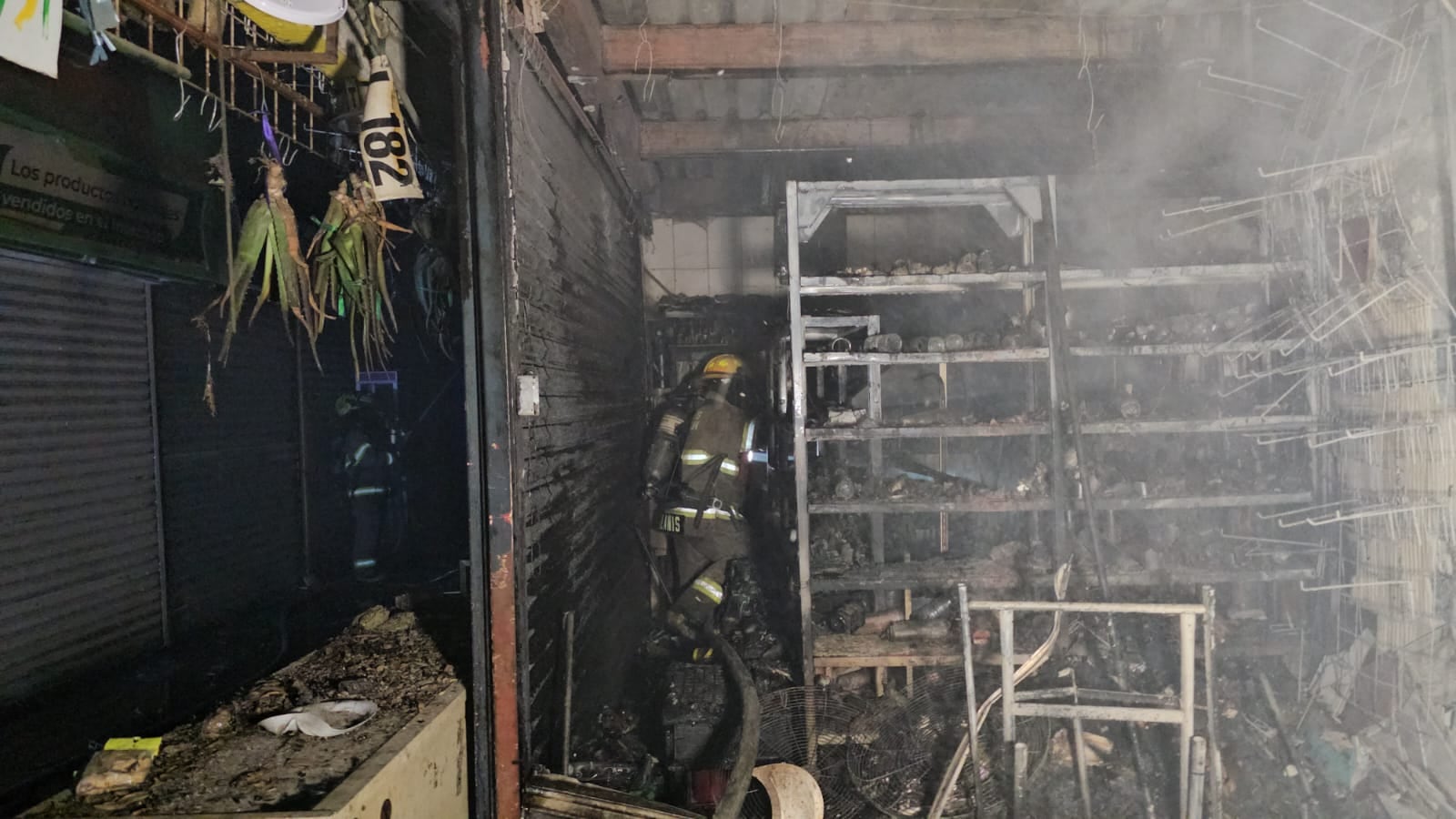 El siniestro consumió velas cartón y otros artículos flamables.