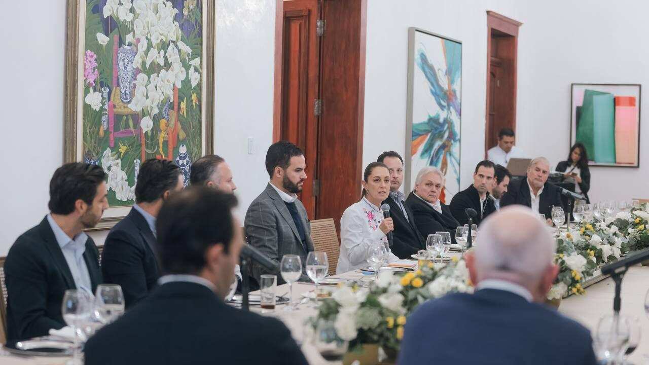 Sheinbaum enfatizó en la necesidad de que el sector público tenga como prioridad la inversión para transición energética más rápida.