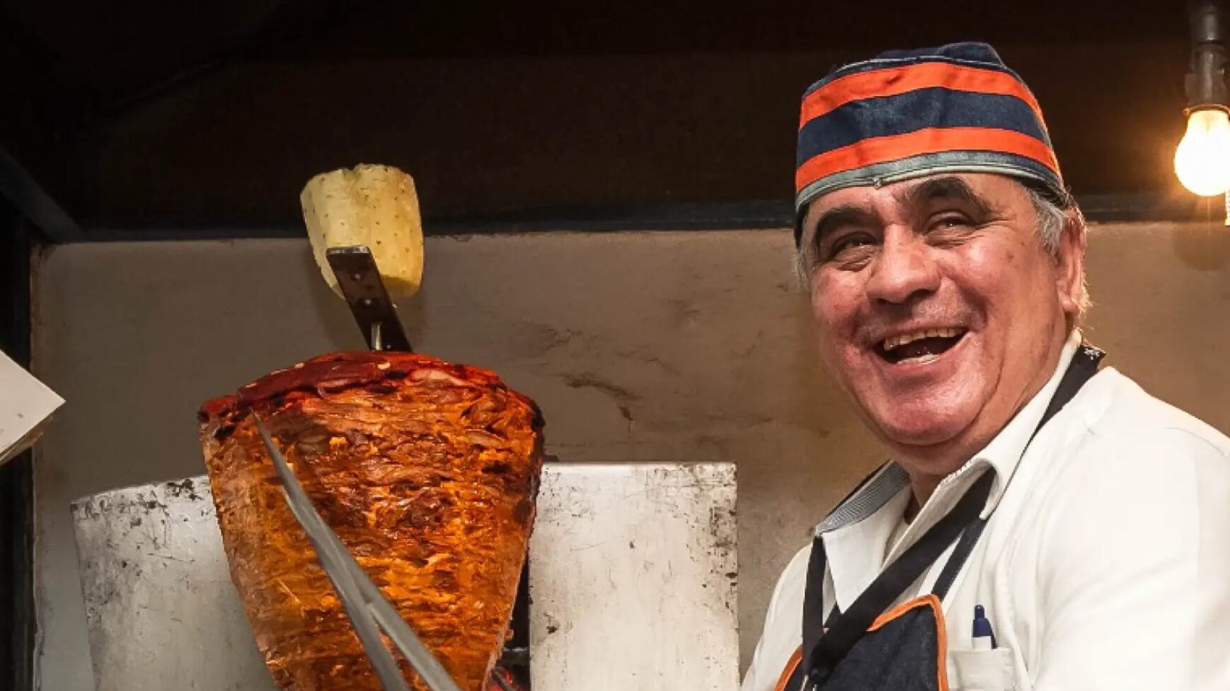 Esta es la fascinante historia de Doña Conchita, la señora que transformó el shawarma para crear el platillo más famoso del mundo: los tacos al pastor. Un viaje culinario que fusiona tradición, sabor y un legado que perdura