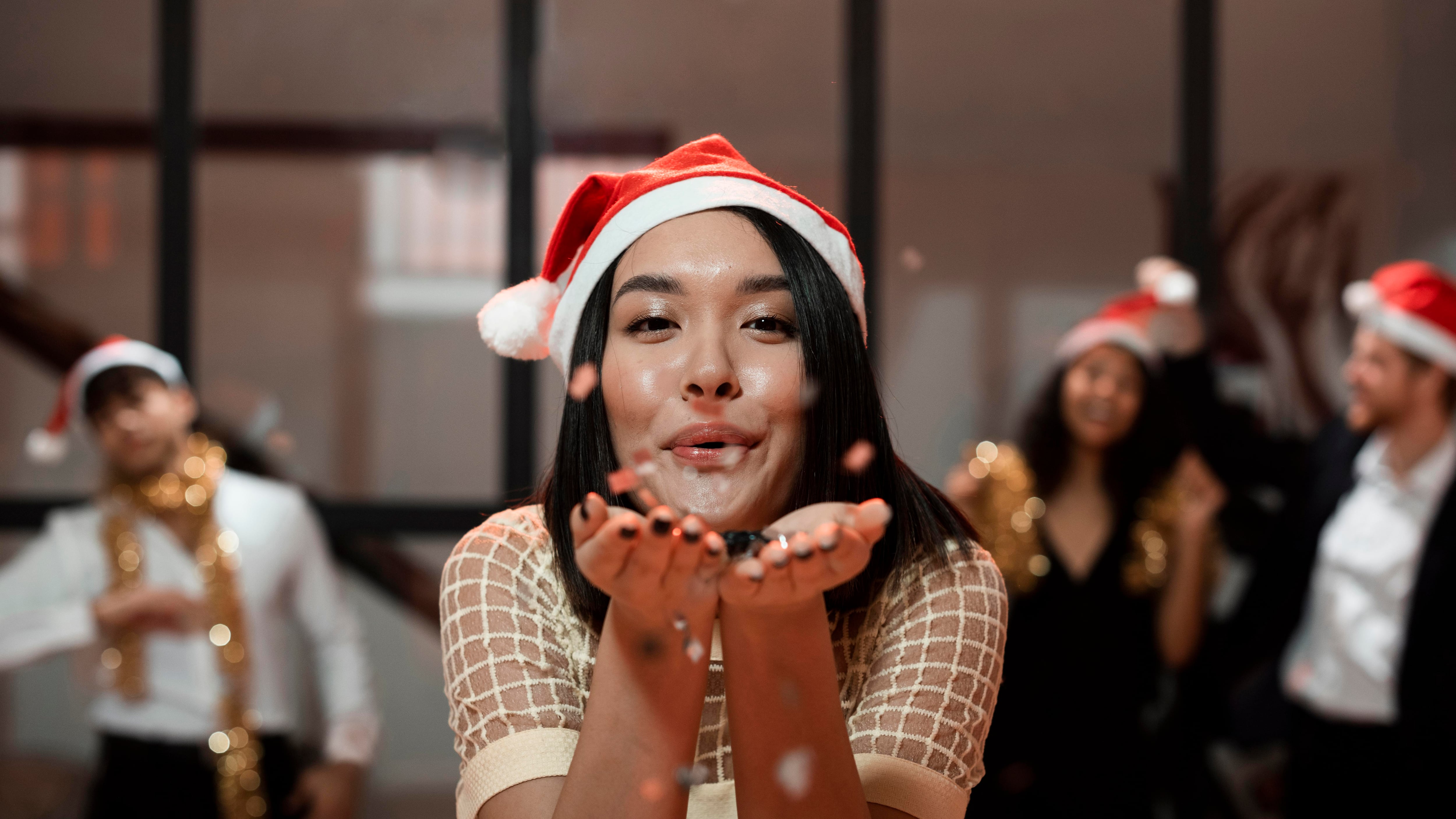 Con este quiz podrás poner a prueba tus conocimientos sobre villancicos clásicos, éxitos modernos y canciones icónicas que han acompañado celebraciones alrededor del mundo. Foto: Freepik.