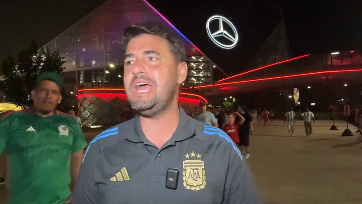 Aficionado mexicano interrumpe video de periodista argentino. imagen: especial.