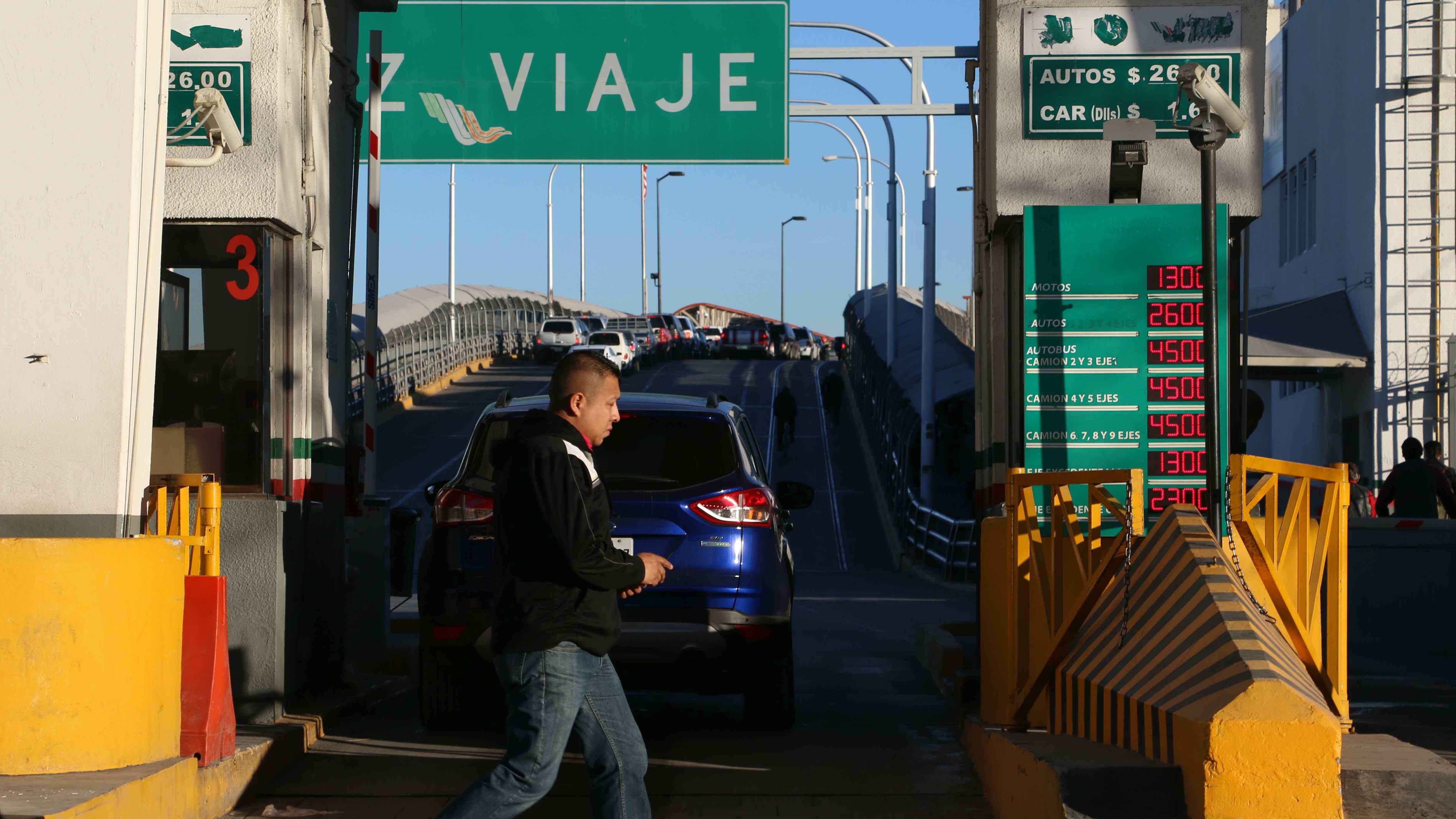 Miles de migrantes cruzan el puente fronterizo para pasar las fiestas con su familia