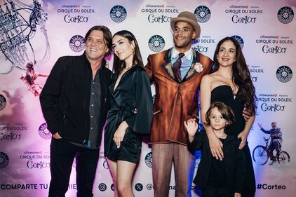Cirque du Soleil regresó a México para presentar su nuevo espectáculo ‘Corteo’, es por ello que diversas personalidades asistieron para disfrutar del show, entre las que se encontraban Ferka, Jorge Losa, Erika Buenfil y Roger González.