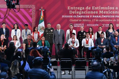 AMLO otorga más de 70 millones de pesos a atletas olímpicos y paralímpicos