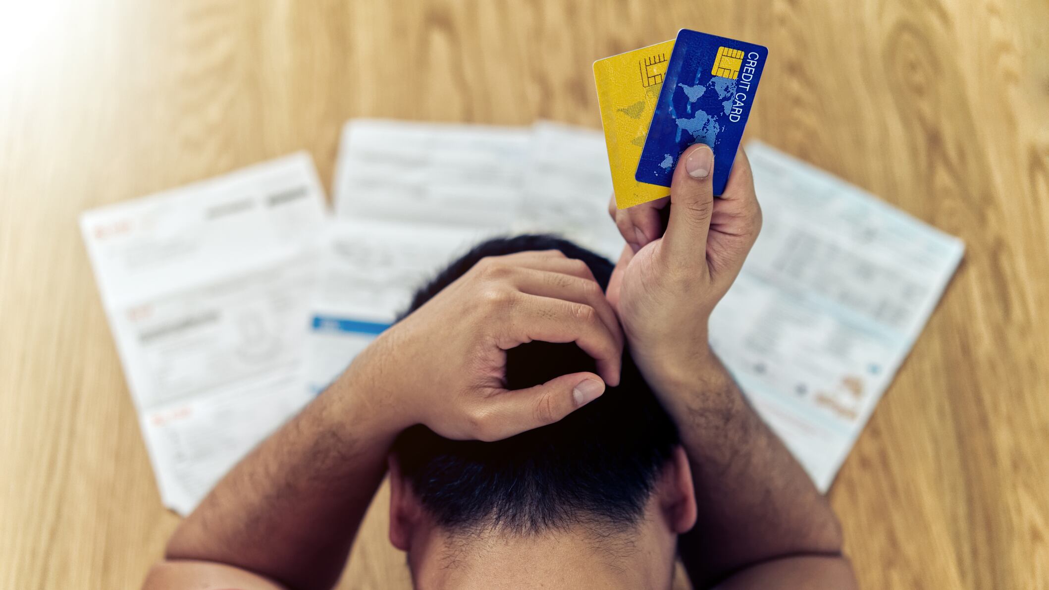Los clientes del dinero de plástico pagan tasas de interés y comisiones  de hasta 150% anual, que se agravan por los cargos moratorios, si caen en cartera vencida.
