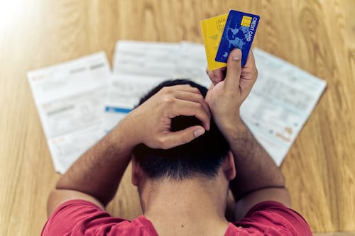 Compras con tarjeta de crédito te condenan a 20 años de deudas