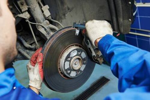 Cómo arreglar el chirrido de tus frenos