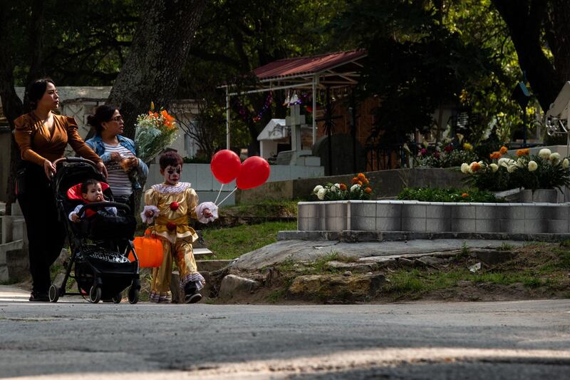 Familias acuden al Panteón Civil de Dolores por Día de Muertos