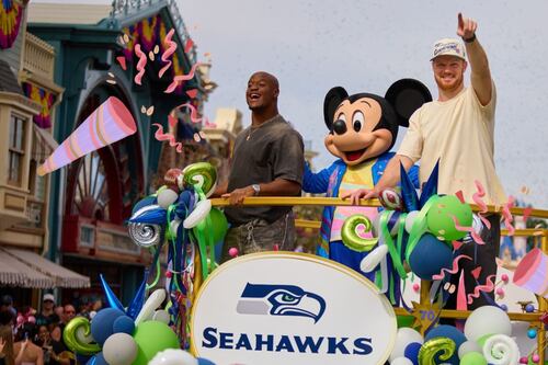 ¡Locura por los Seahawks! Sam Darnold y el MVP Walker paralizan Disneyland con su visita