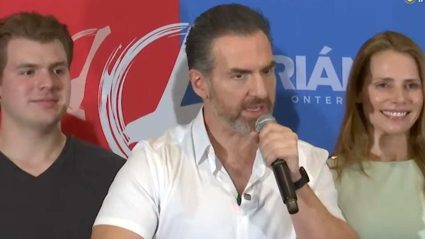 Adrián de la Garza ofreció una conferencia de prensa en la que destacó su ventaja y "triunfo contundente".