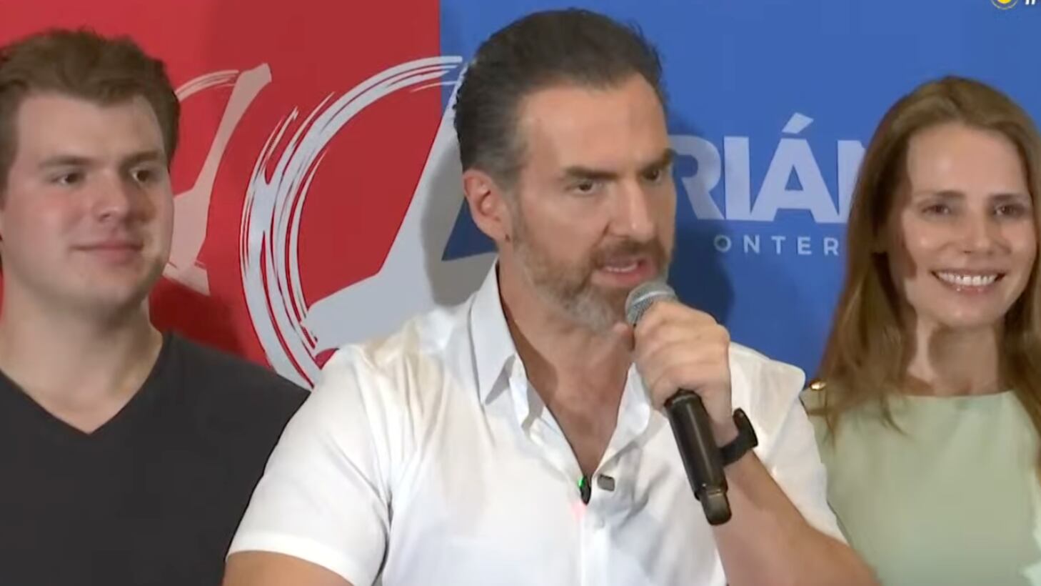 Adrián de la Garza ofreció una conferencia de prensa en la que destacó su ventaja y "triunfo contundente".