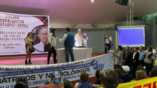 Jorge Elías Téllez, miembro del Colectivo Medicamentos para mentes libres MX, tomó el micrófono y dijo que desde hace cuatro meses existe un desabasto en los medicamentos  psiquiátricos.