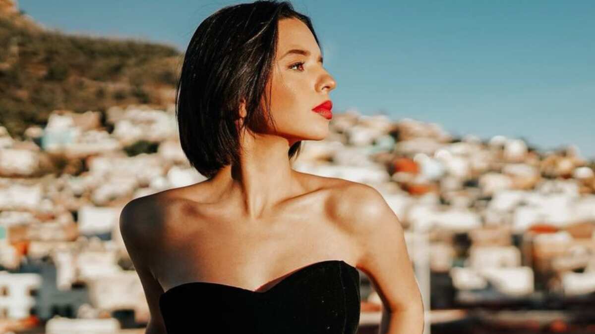 Ángela Aguilar sabe como combinar jeans para presumir una figura estilizada.