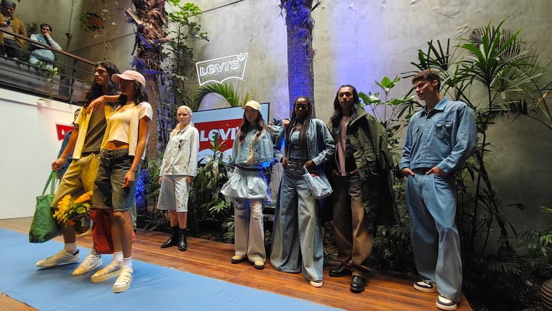 Levi’s reveló sus nuevas líneas como Grunge Finish, Blu Tab y Refreshed Americana, además de una alianza clave con Jordan Brand que conecta moda y deporte rumbo a la temporada mundialista