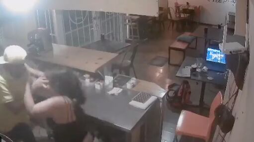 La mujer forcejeó y ante la agresión constante, el ladrón la tiró al piso y ahí comenzó a darle golpes con el antebrazo.