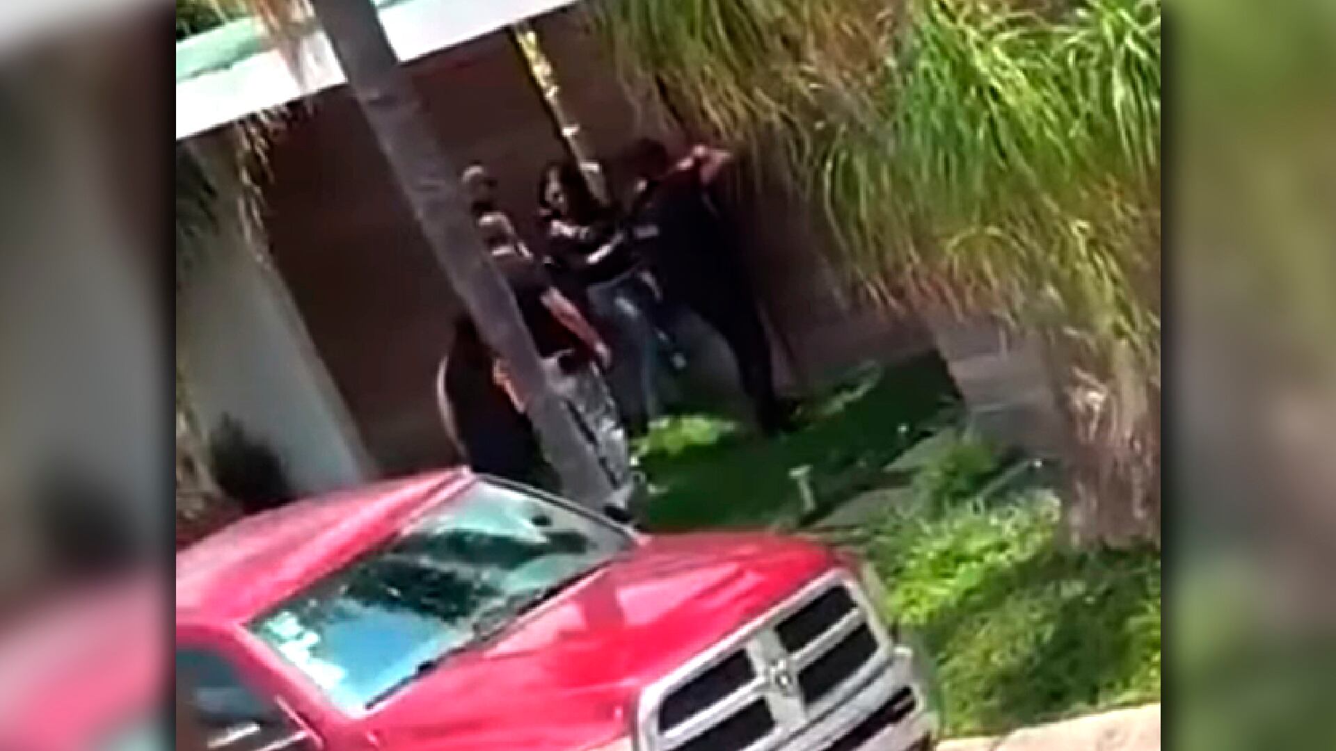 Momento del cateo en la finca de Paseo de los Virreyes, donde el dueño de la empresa se autoviolentó