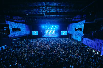 Benson Boone añadió una noche exitosa a su carrera como parte de su primera presentación en México en el Pepsi Center el pasado 3 de abril, logrando conquistar a sus fanáticos que consiguieron celebrar la visita del famoso artista al ritmo de sus temas más populares.  El intérprete de tan solo 22 años protagonizó una noche única, en donde deleitó a sus seguidores con algunos de sus exitosos temas, entre ellos “Beautiful Things”, “Cry”, “Sugar Sweet”, “Before You”, “What Was”, entre otros.