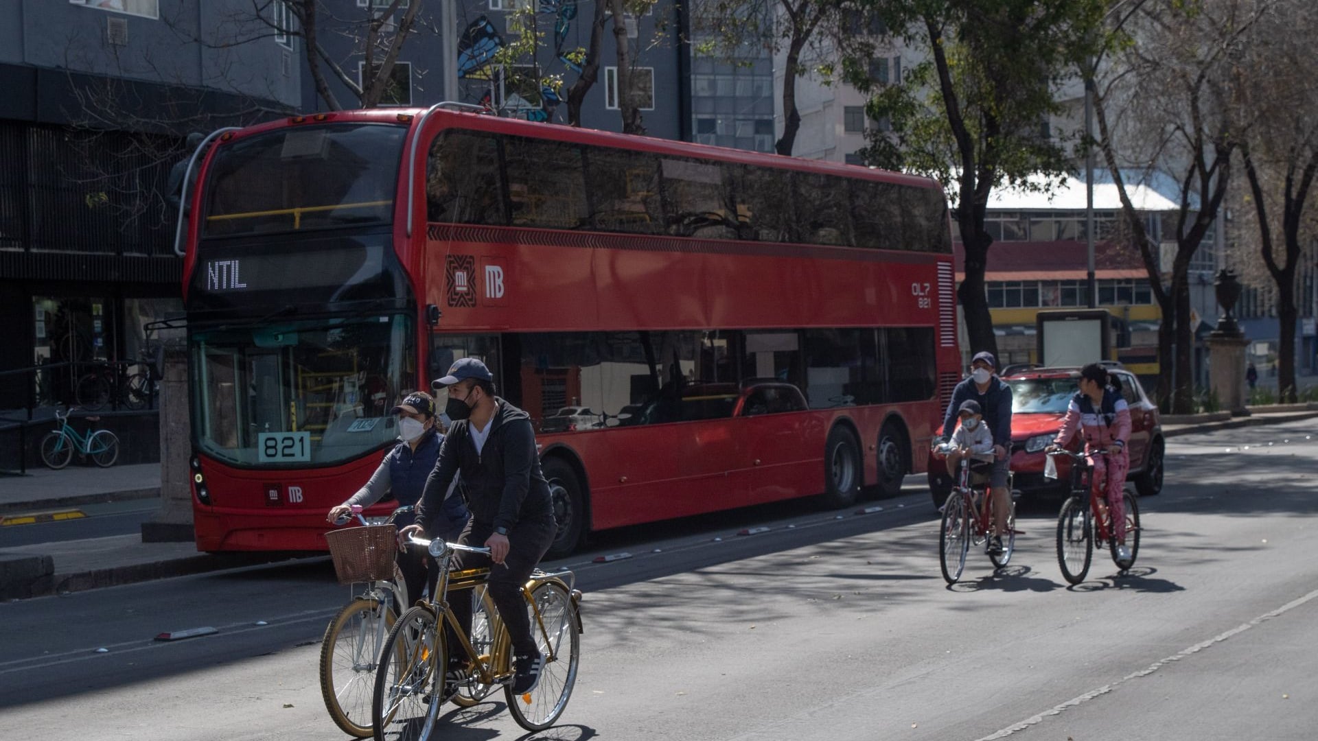 Metrobús frena de emergencia por ciclista y pasajeros quedan heridos