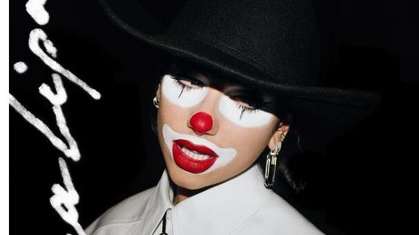 Video de 'Love Again' Dua Lipa se prepara maquillada de payasa