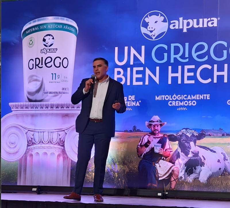 El yogur griego se posiciona como un alimento esencial en la dieta por su aporte de proteínas de absorción lenta, calcio y probióticos
