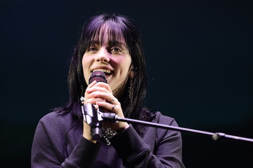 Billie Eilish sufre ante la IA por modificación de foto para convertirla en imagen íntima
