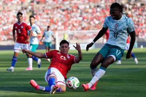 Jugadores de Portugal y Chile se agarran a golpes en pleno juego previo al Mundial: video