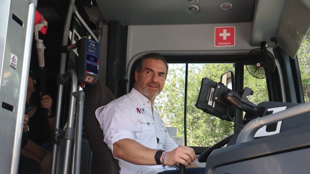 El alcalde de Monterrey condujo una de las unidades por el circuito de la Macroplaza.